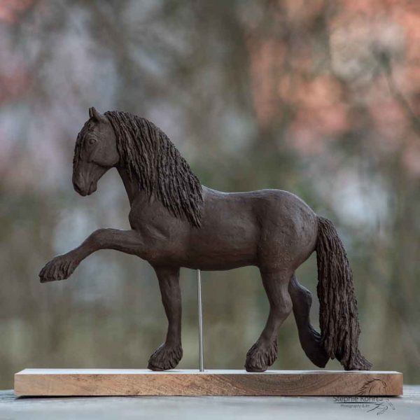 Keramikskulpturen aus der Schweiz - Friesenpferd im spanischen Schritt