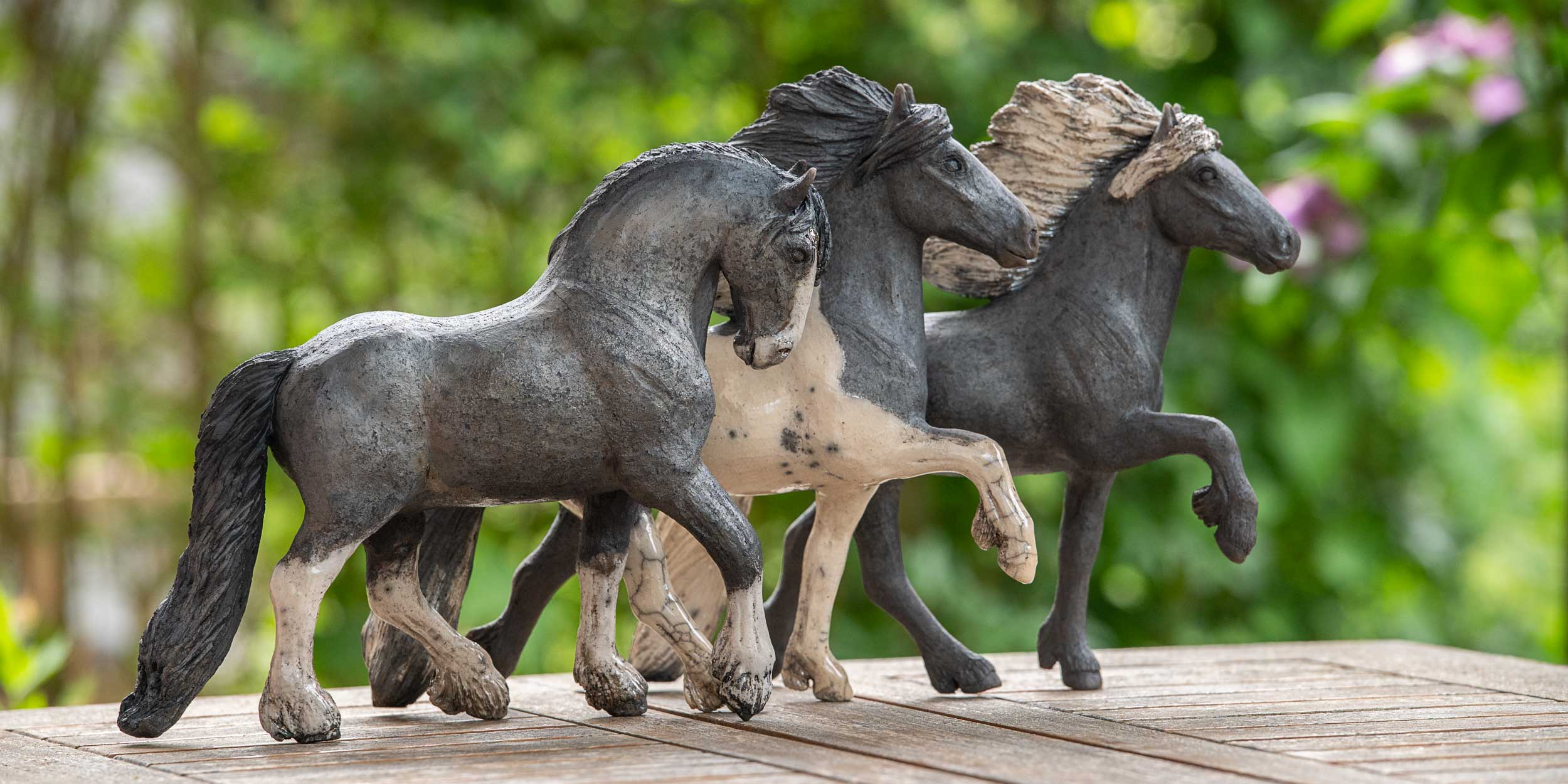 Keramikskulpturen aus der Schweiz - Isländer und Shire Horse