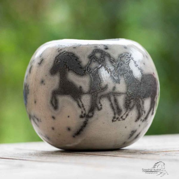 Schweizer Vasen mit Pferdemotiven aus Keramik